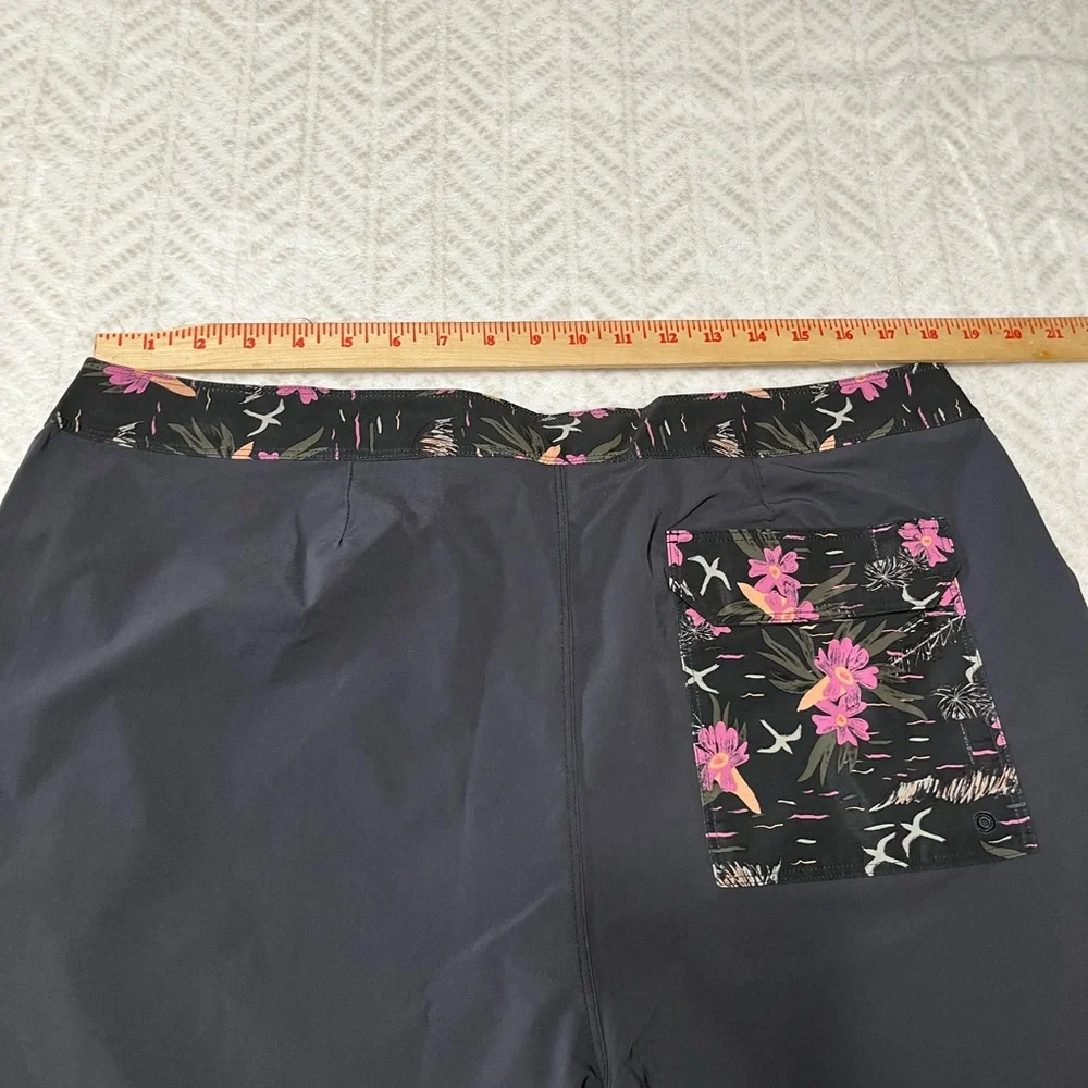 Patagonia Black and Pink Board Shorts Swimwear 38 - Picture 6 of 7
